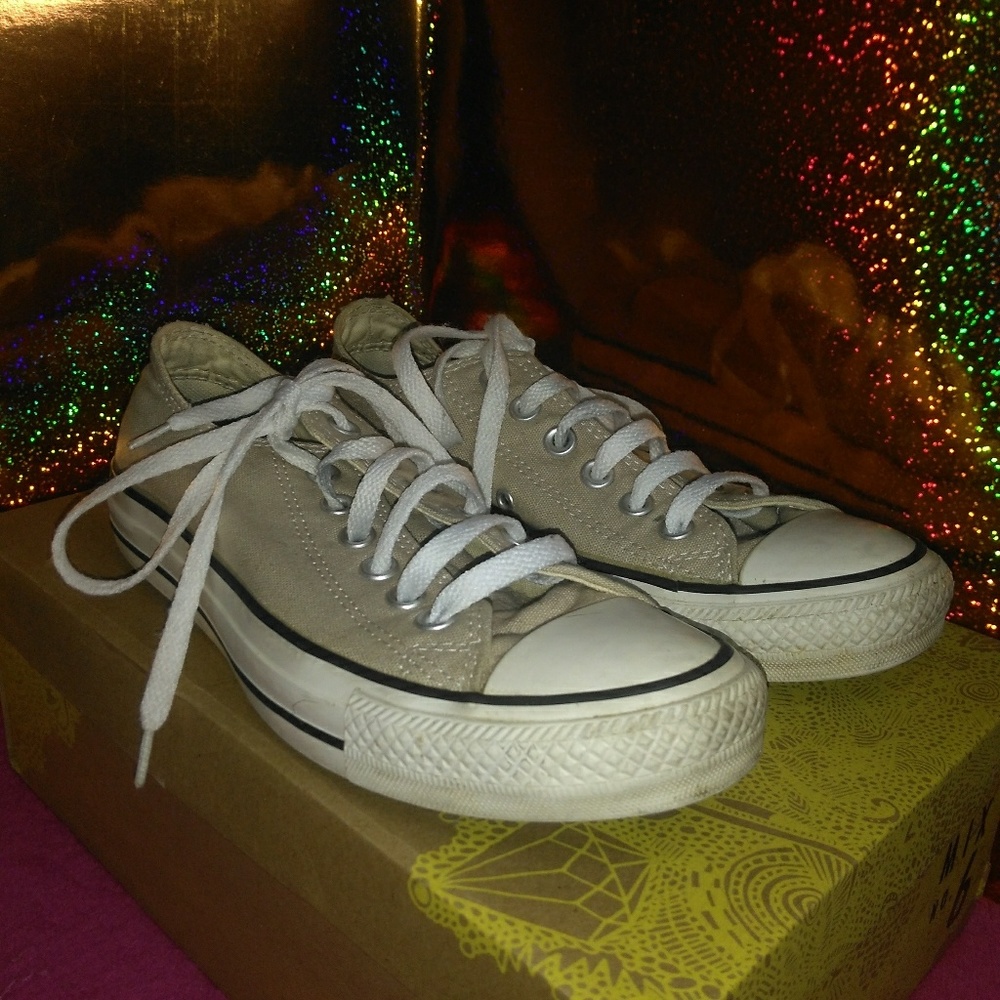 Very cute low top tan converse